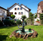 Blick hinters Haus mit Hof und Brunnen
